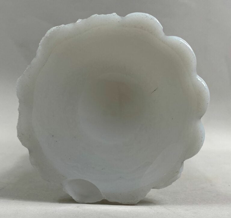 Vase cornet en verre opalin à bord évasé décor floral en léger relief, base fes…