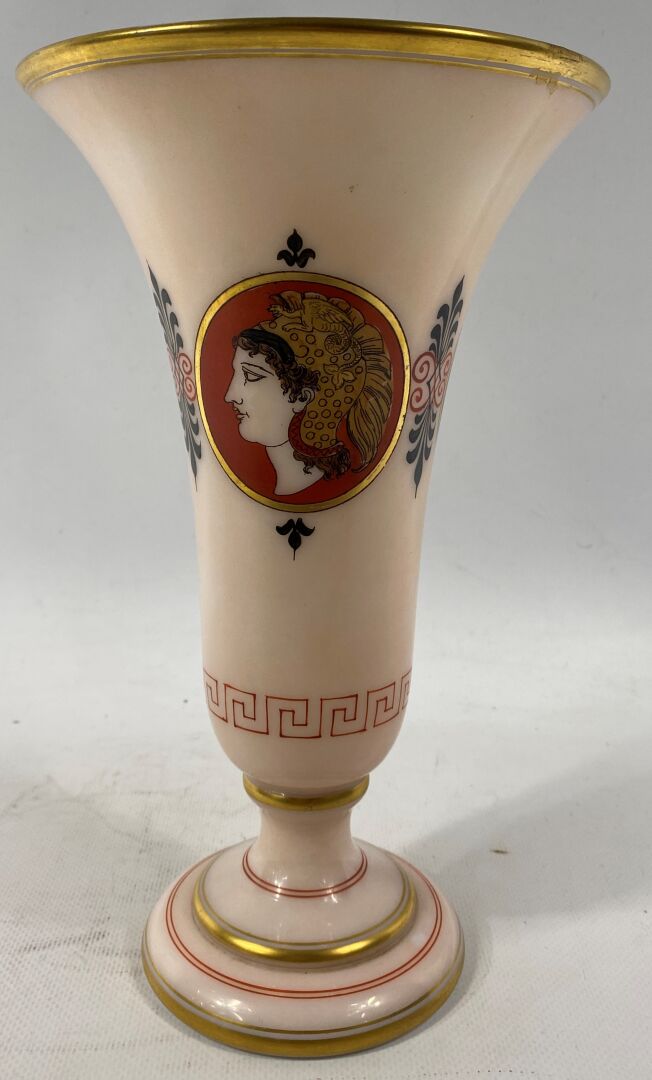 Vase cornet sur piédouche en verre opalin à décor imprimé d'un médaillon orné d…