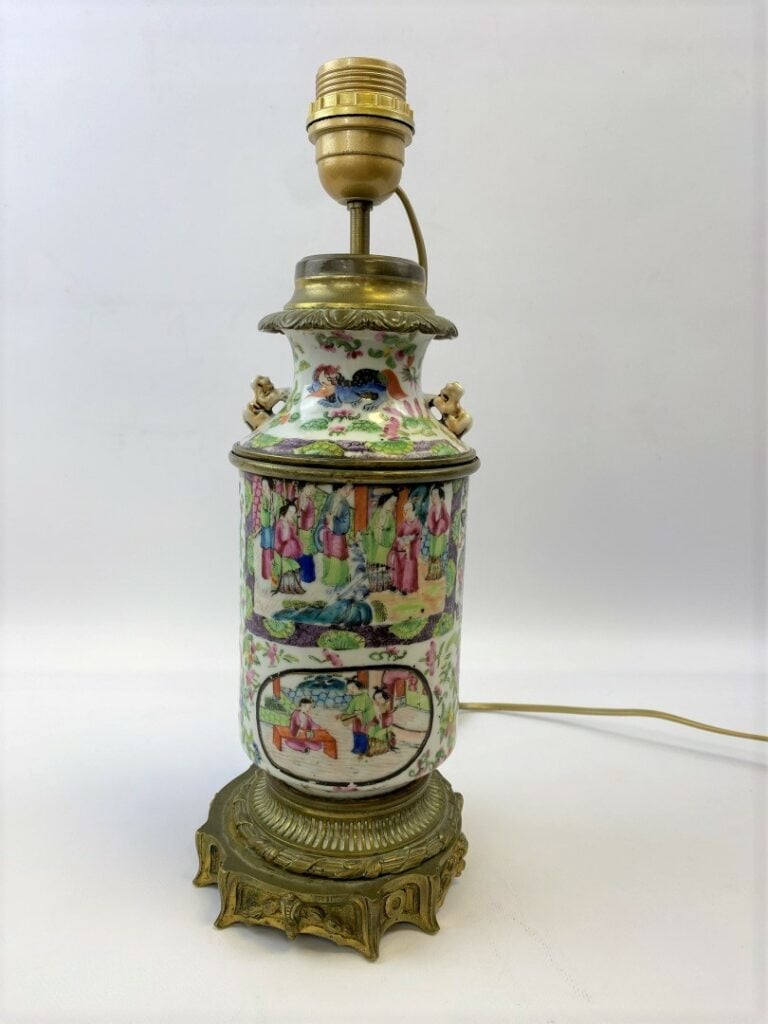 VASE COUVERT DE FORME CYLINDRIQUE EN EMAUX DE LA FAMILLE ROSE, CANTON - Chine,…