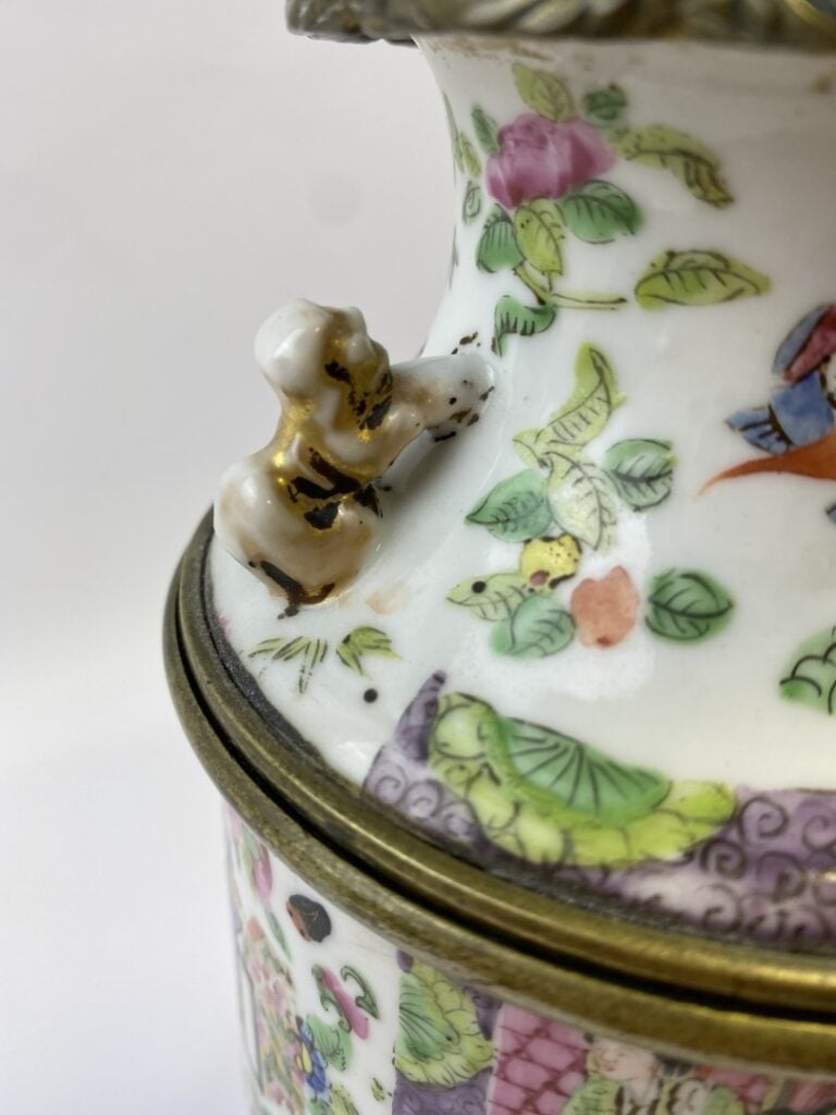 VASE COUVERT DE FORME CYLINDRIQUE EN EMAUX DE LA FAMILLE ROSE, CANTON - Chine,…
