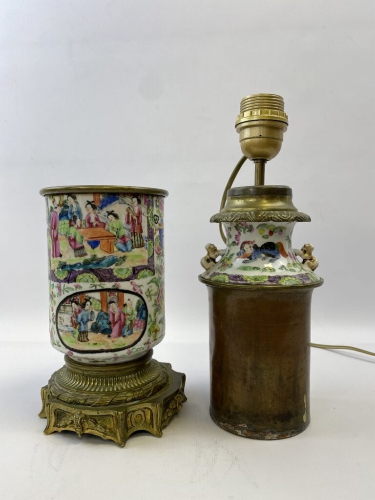 VASE COUVERT DE FORME CYLINDRIQUE EN EMAUX DE LA FAMILLE ROSE, CANTON - Chine,…