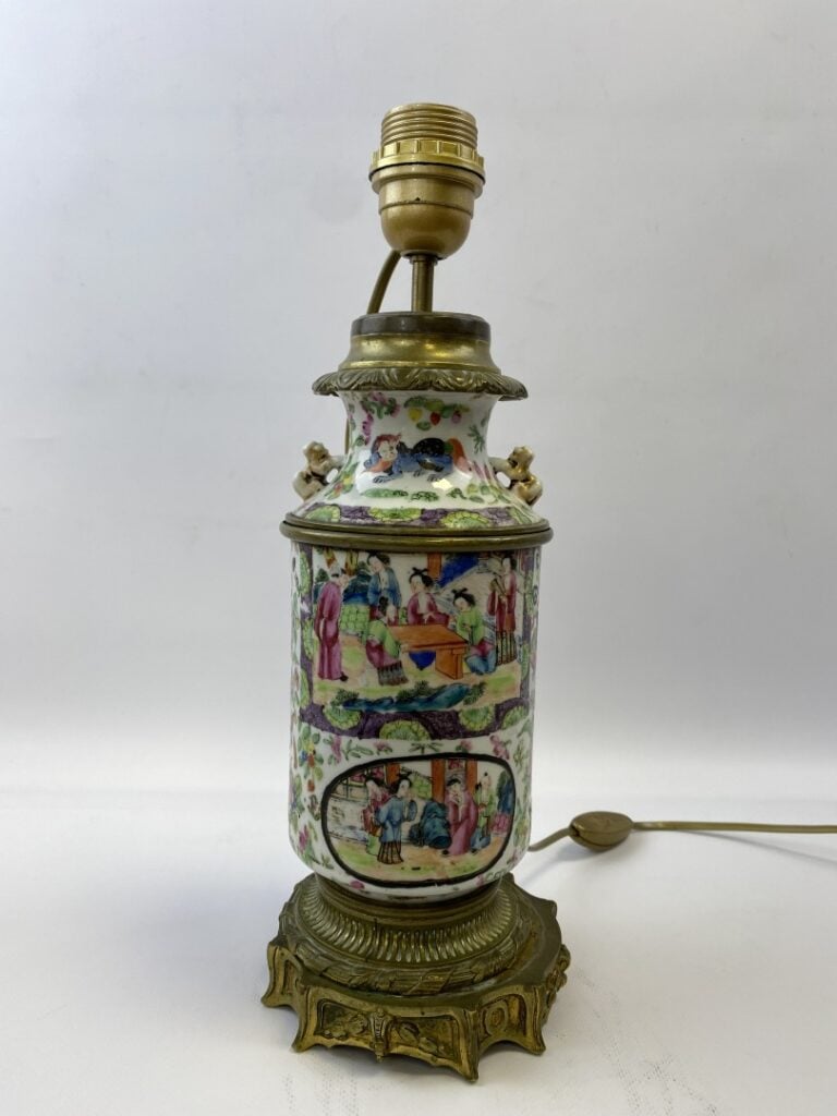 VASE COUVERT DE FORME CYLINDRIQUE EN EMAUX DE LA FAMILLE ROSE, CANTON - Chine,…