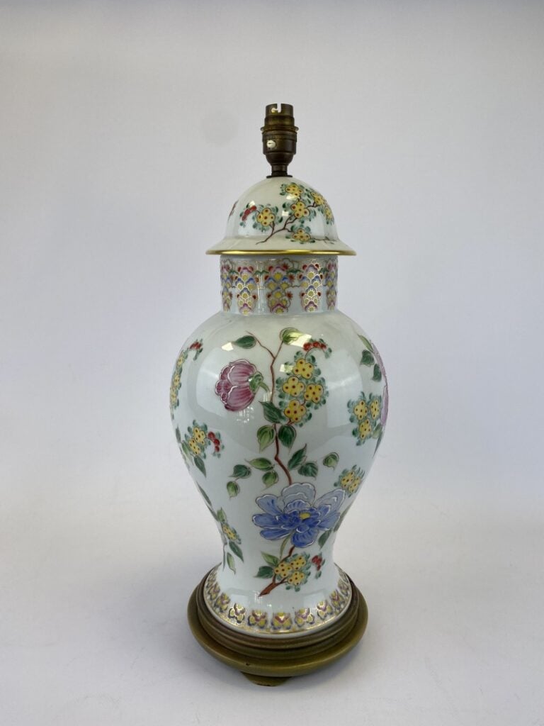 Vase couvert en porcelaine blanche et décor peint - Au décor de fleurs - (monté…