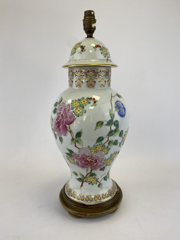 Vase couvert en porcelaine blanche et décor peint - Au décor de fleurs - (monté…