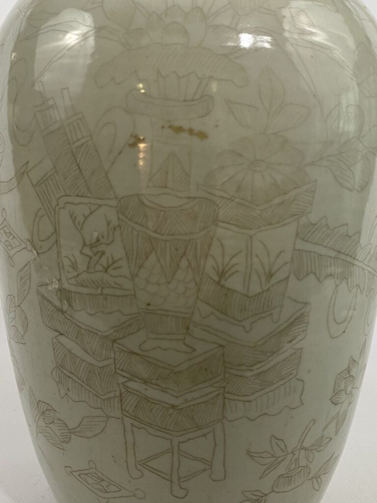 VASE DE FORME BALUSTRE EN CERAMIQUE BLANCHE A DECOR EN GRISAILLE - Chine - Il e…