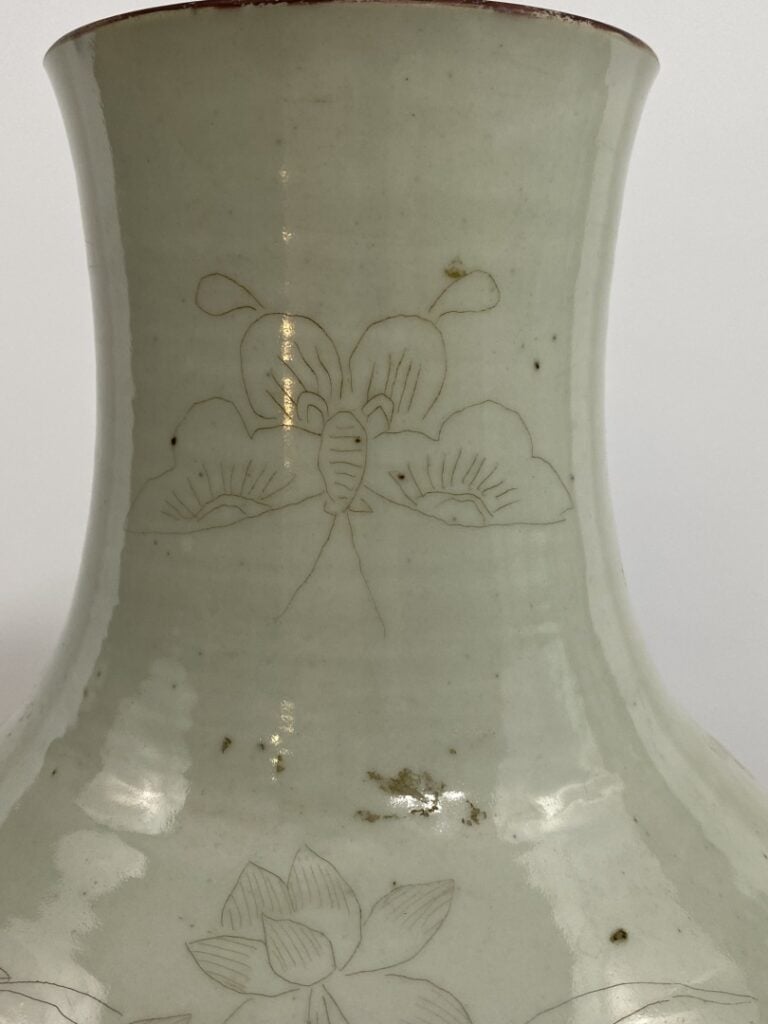 VASE DE FORME BALUSTRE EN CERAMIQUE BLANCHE A DECOR EN GRISAILLE - Chine - Il e…