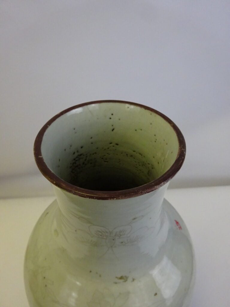 VASE DE FORME BALUSTRE EN CERAMIQUE BLANCHE A DECOR EN GRISAILLE - Chine - Il e…