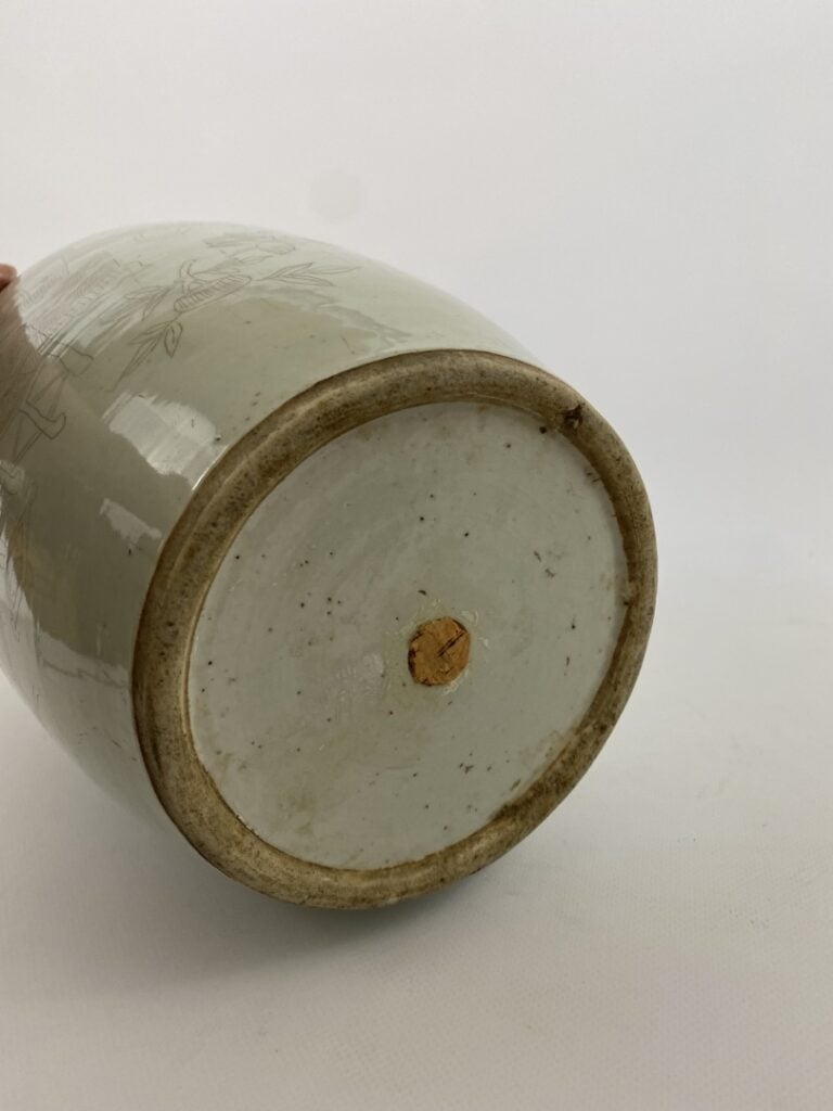 VASE DE FORME BALUSTRE EN CERAMIQUE BLANCHE A DECOR EN GRISAILLE - Chine - Il e…