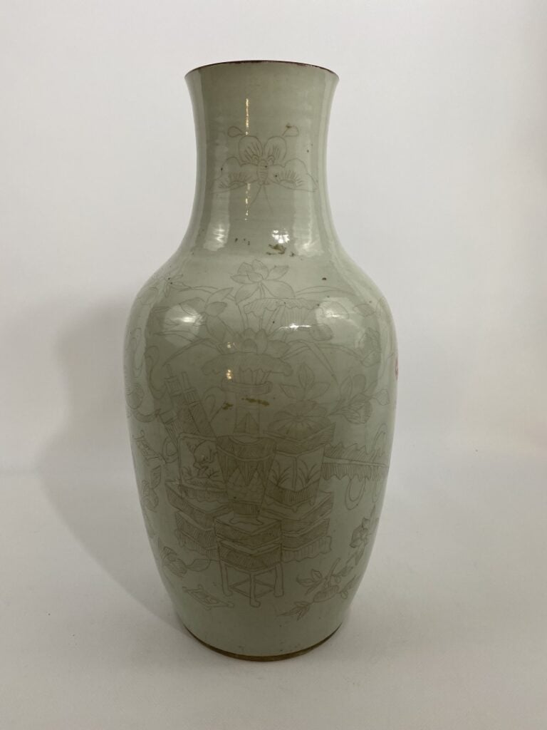 VASE DE FORME BALUSTRE EN CERAMIQUE BLANCHE A DECOR EN GRISAILLE - Chine - Il e…