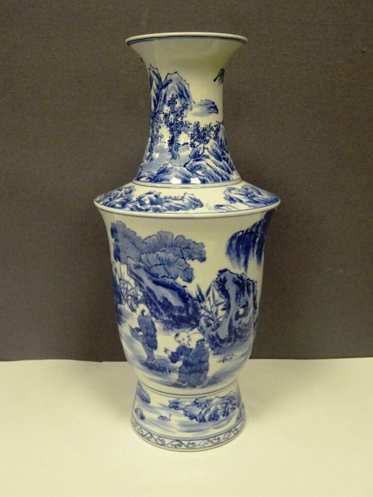 [-] VASE DE FORME BALUSTRE EN PORCELAINE BLEU BLANC - Chine, - Il est orné en c…