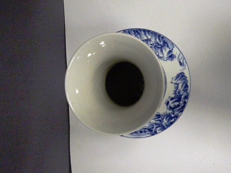 [-] VASE DE FORME BALUSTRE EN PORCELAINE BLEU BLANC - Chine, - Il est orné en c…
