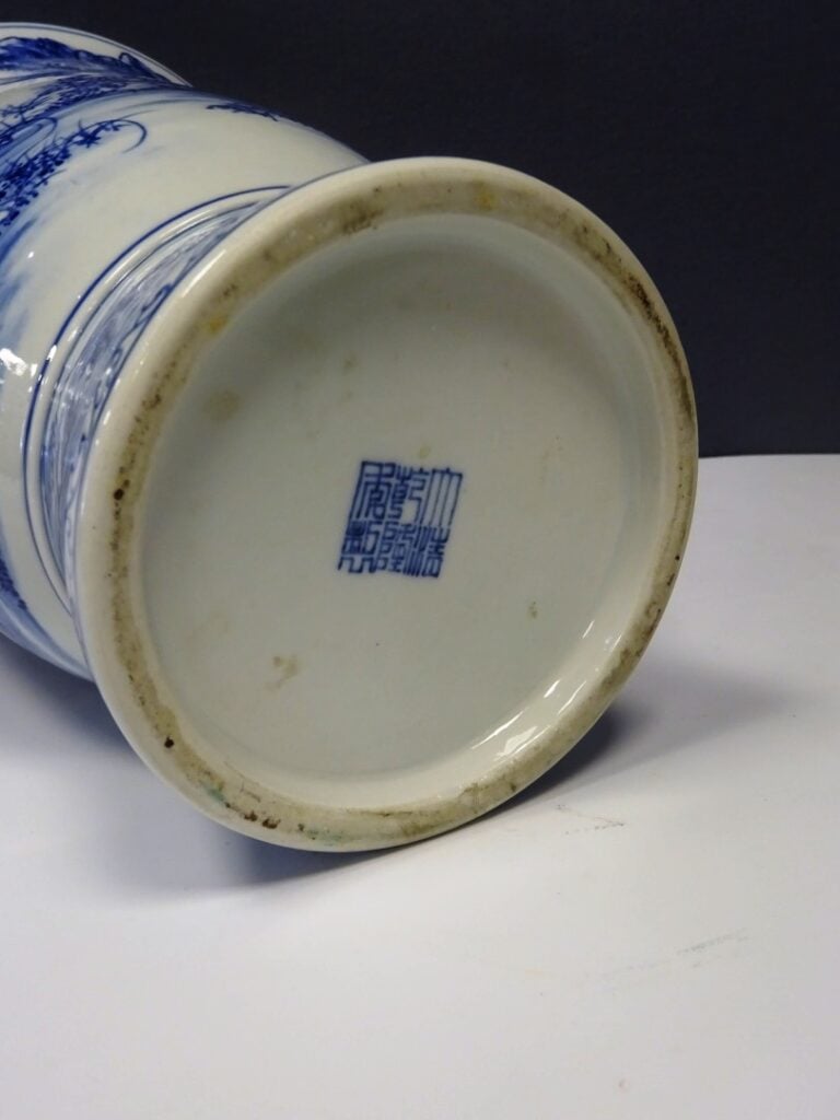 [-] VASE DE FORME BALUSTRE EN PORCELAINE BLEU BLANC - Chine, - Il est orné en c…