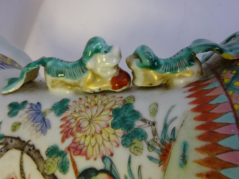 VASE DE FORME BALUSTRE EN PORCELAINE EMAILLEE POLYCHROME - Chine - Décor polych…