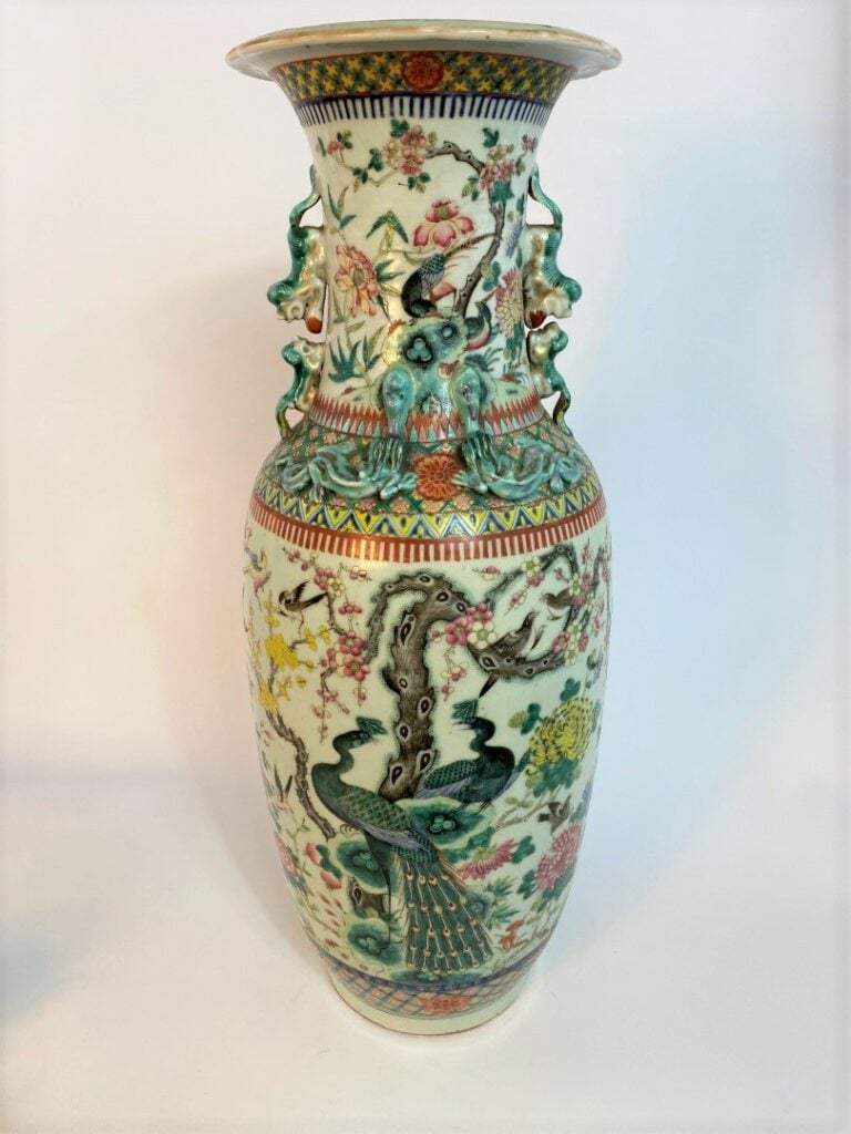 VASE DE FORME BALUSTRE EN PORCELAINE EMAILLEE POLYCHROME - Chine - Décor polych…