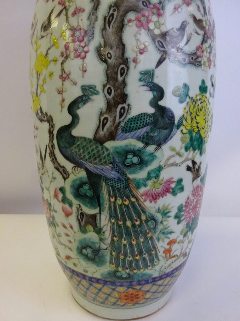 VASE DE FORME BALUSTRE EN PORCELAINE EMAILLEE POLYCHROME - Chine - Décor polych…