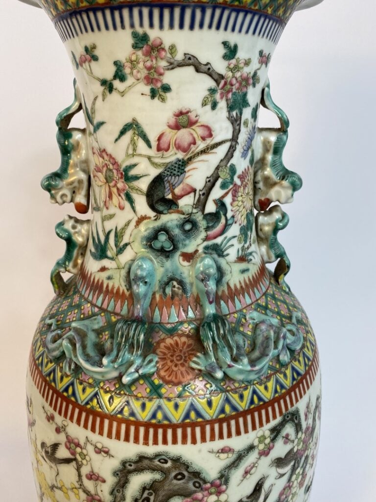 VASE DE FORME BALUSTRE EN PORCELAINE EMAILLEE POLYCHROME - Chine - Décor polych…