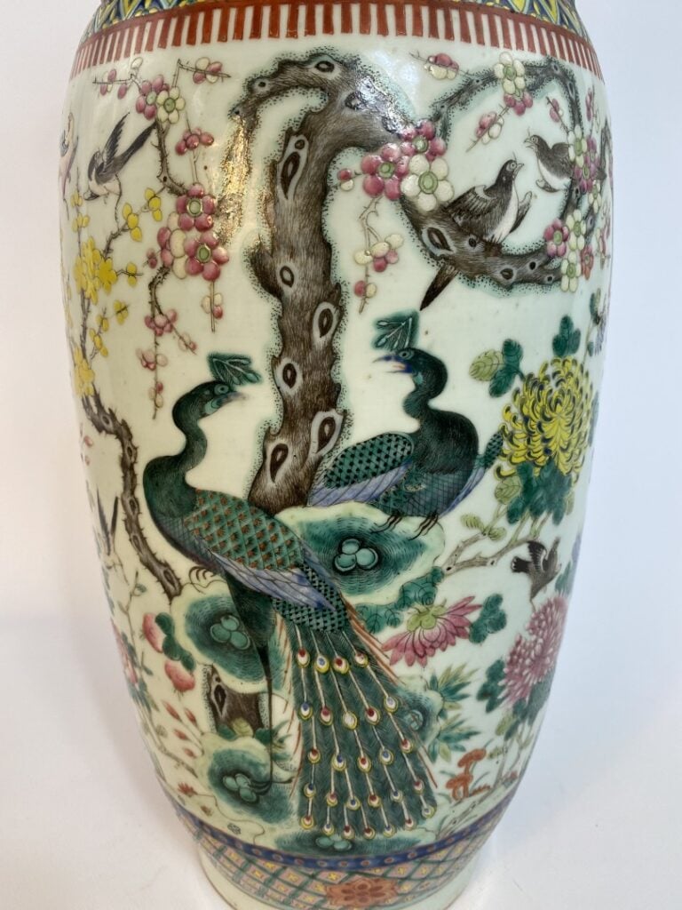 VASE DE FORME BALUSTRE EN PORCELAINE EMAILLEE POLYCHROME - Chine - Décor polych…