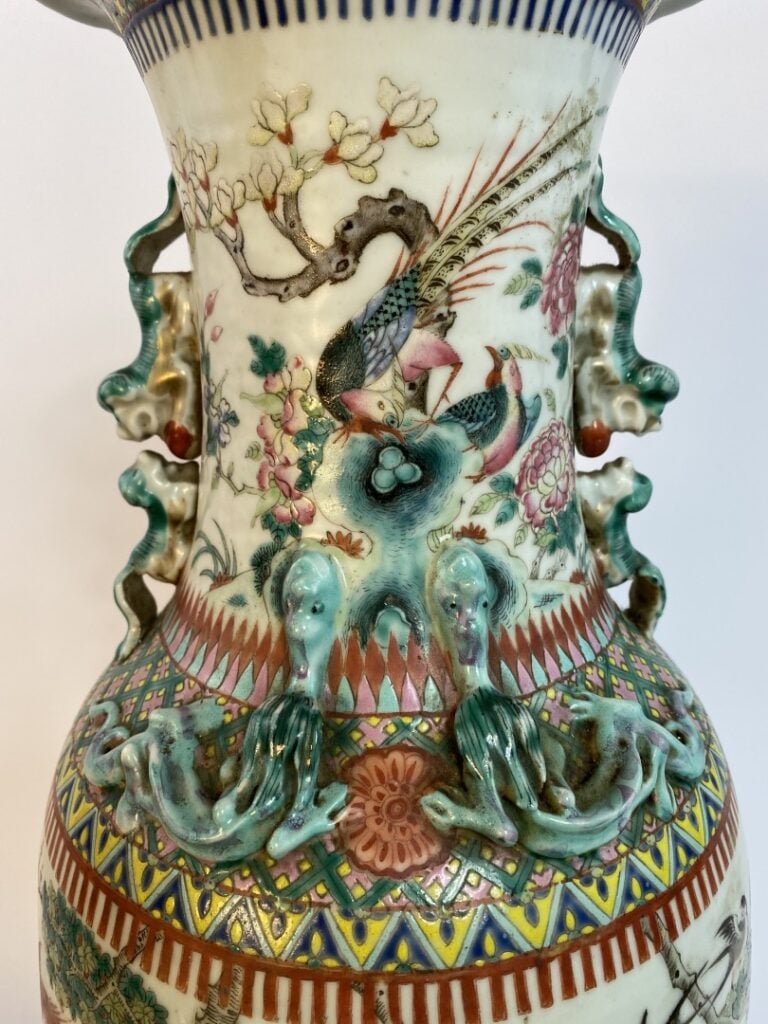 VASE DE FORME BALUSTRE EN PORCELAINE EMAILLEE POLYCHROME - Chine - Décor polych…