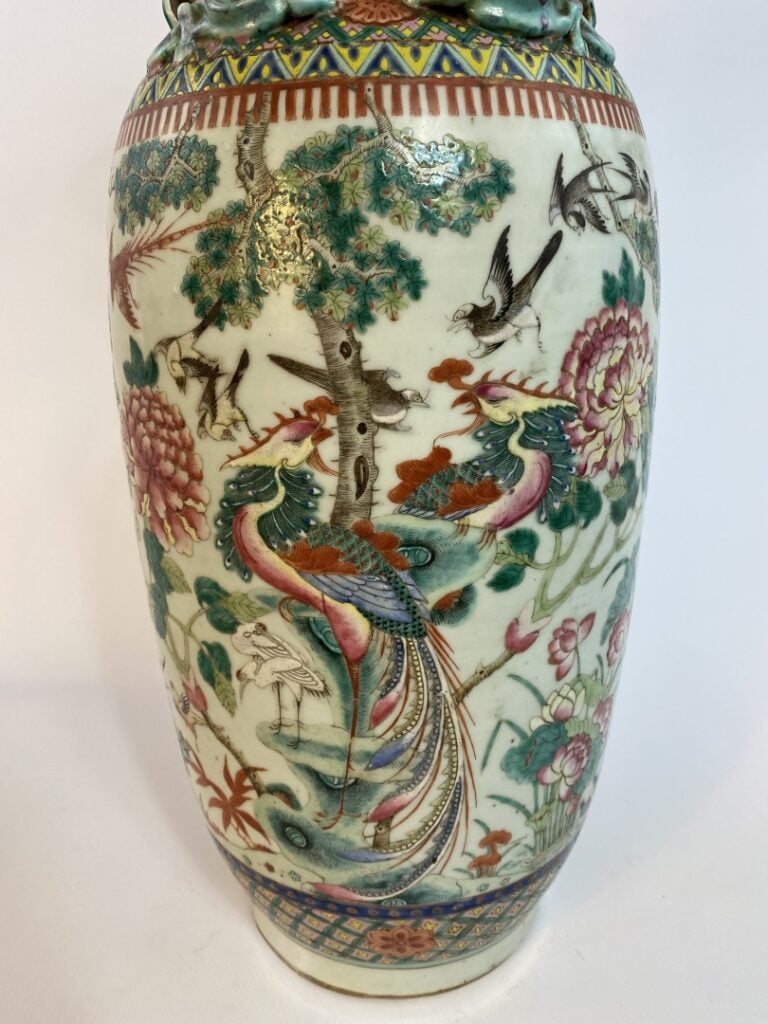 VASE DE FORME BALUSTRE EN PORCELAINE EMAILLEE POLYCHROME - Chine - Décor polych…