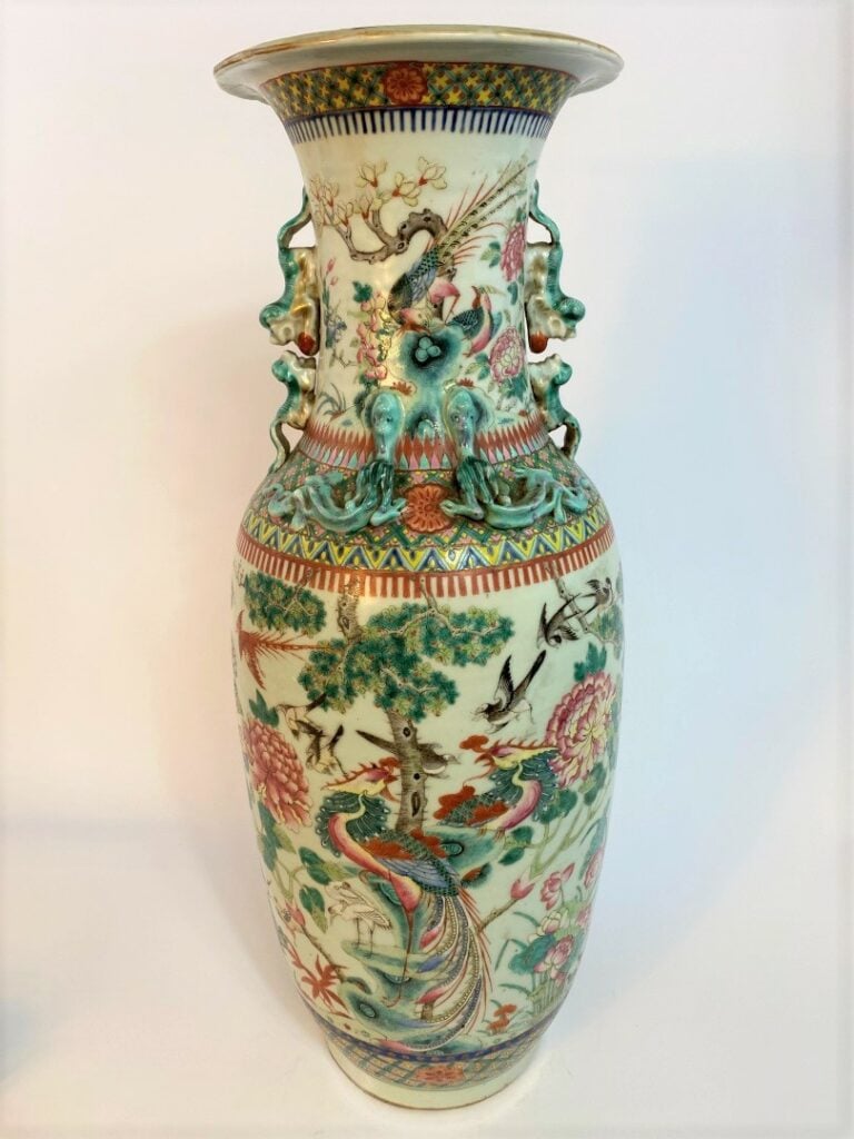VASE DE FORME BALUSTRE EN PORCELAINE EMAILLEE POLYCHROME - Chine - Décor polych…