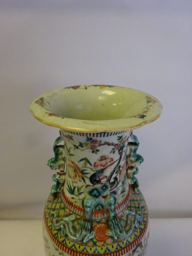 VASE DE FORME BALUSTRE EN PORCELAINE EMAILLEE POLYCHROME - Chine - Décor polych…