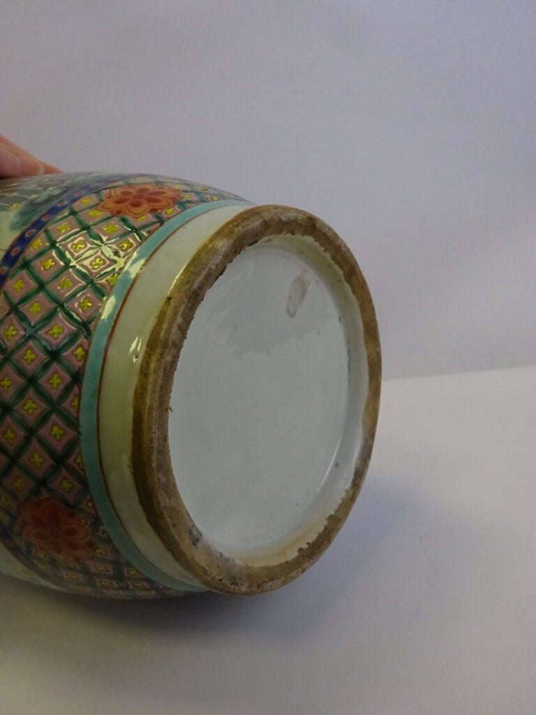 VASE DE FORME BALUSTRE EN PORCELAINE EMAILLEE POLYCHROME - Chine - Décor polych…