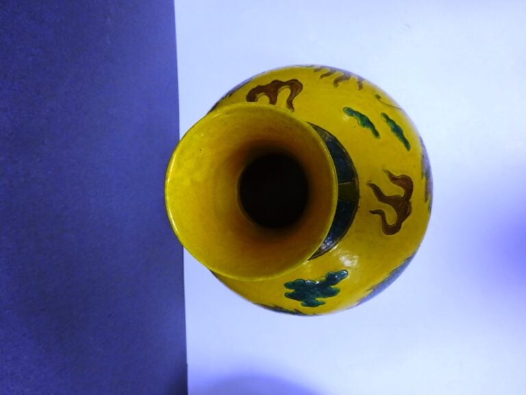 [-] VASE DE FORME BALUSTRE EN PORCELAINE JAUNE ET VERT EPINARD - Chine, - Sur l…