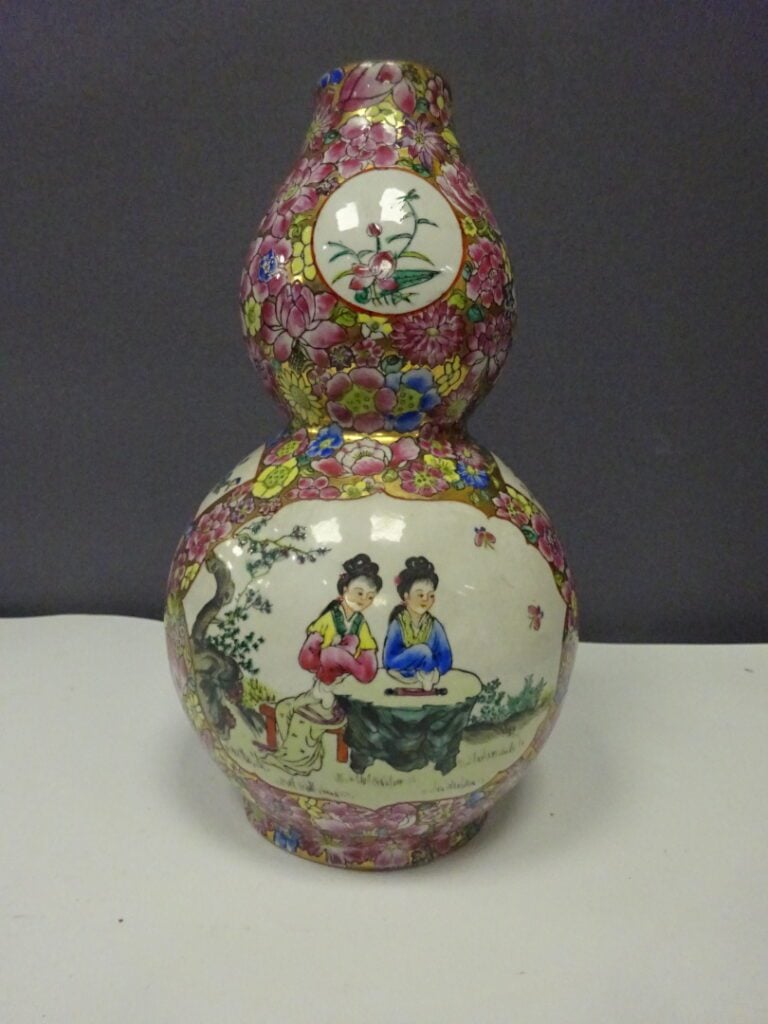 Vase de forme double gourde dans le goût de la famille rose. - A décor de roses…