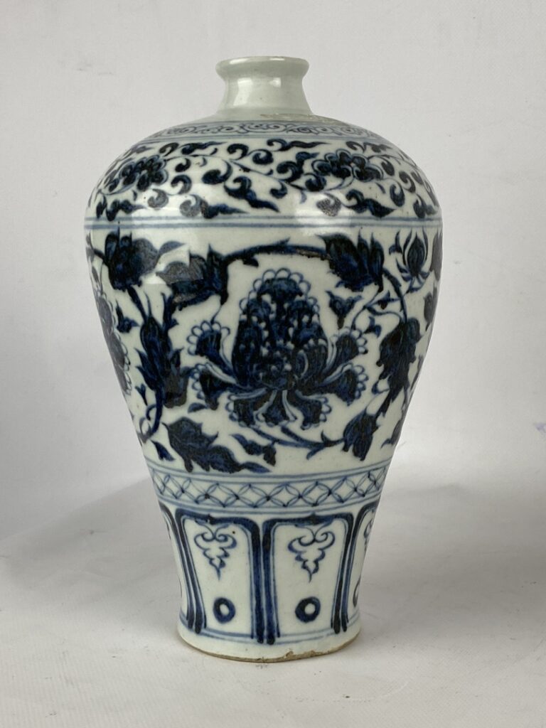 Vase de forme meiping en porcelaine bleu blanc - Chine, dans le goût Yongle - A…