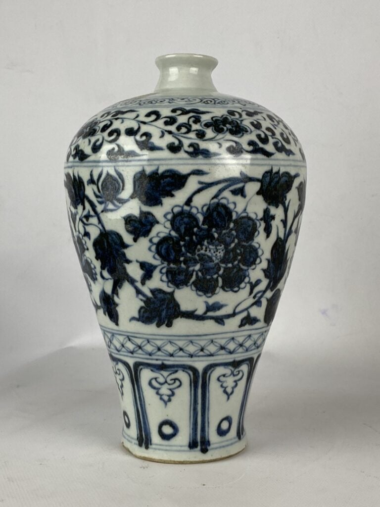 Vase de forme meiping en porcelaine bleu blanc - Chine, dans le goût Yongle - A…
