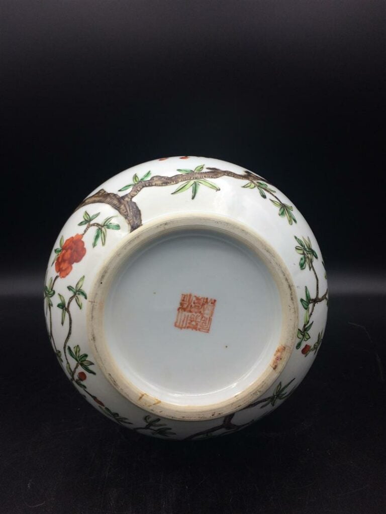 Vase de forme queue de phénix en porcelaine à décor de branches fleuries sur fo…