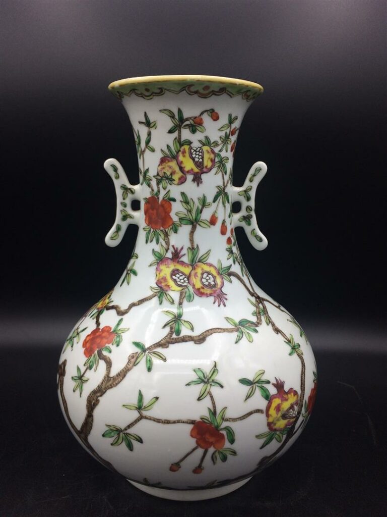 Vase de forme queue de phénix en porcelaine à décor de branches fleuries sur fo…