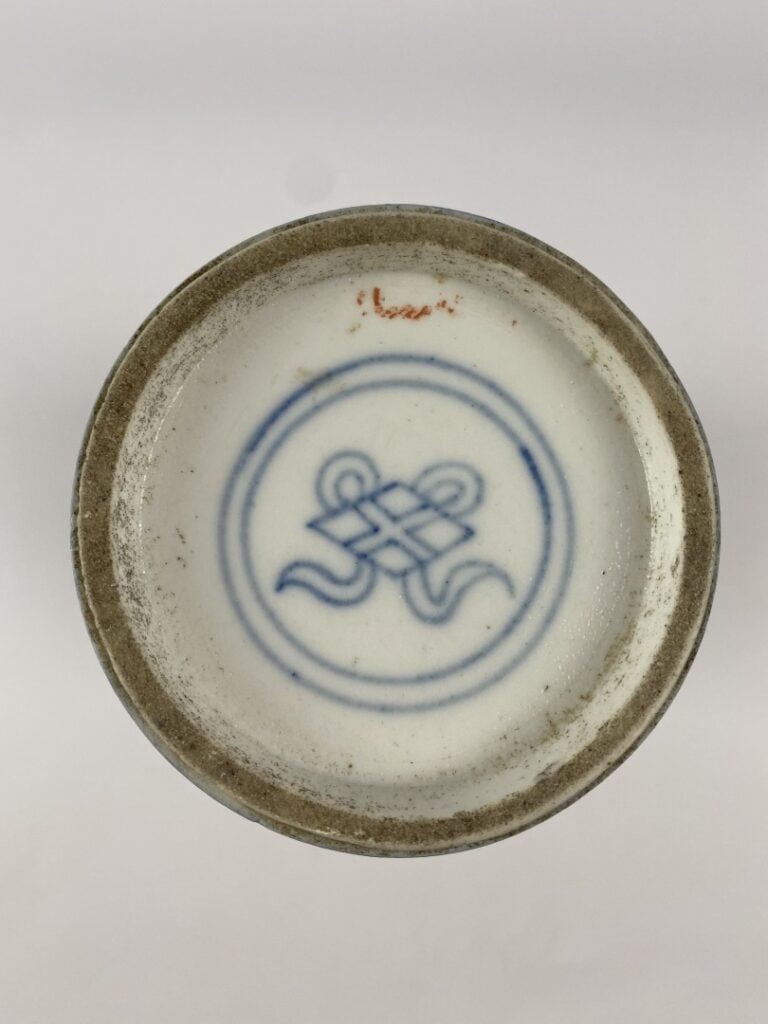 VASE DE FORME ROULEAU EN PORCELAINE BLEU POUDRE - Chine - Fin XIXe siècle - A d…