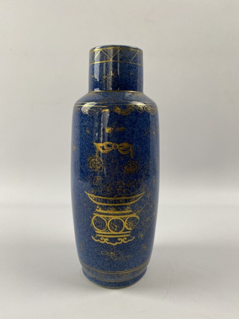 VASE DE FORME ROULEAU EN PORCELAINE BLEU POUDRE - Chine - Fin XIXe siècle - A d…