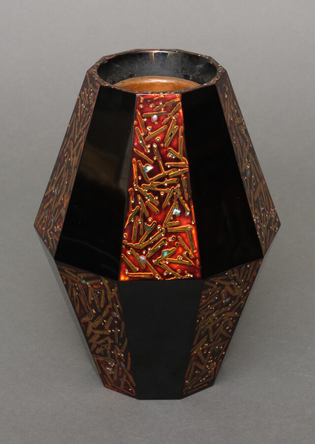 Vase décagonal ovoïde facetté en laque à décor alterné entre des surfaces wakas…