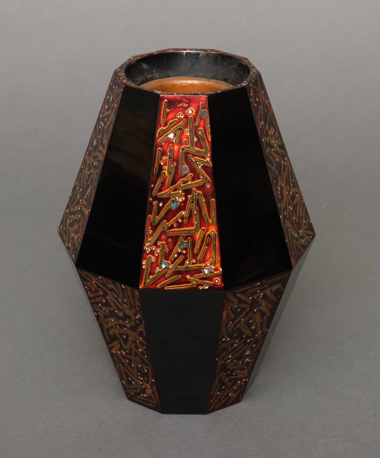 Vase décagonal ovoïde facetté en laque à décor alterné entre des surfaces wakas…