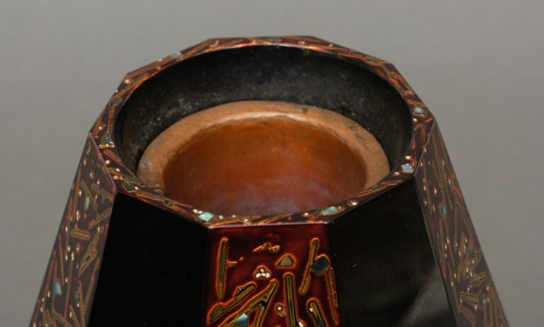 Vase décagonal ovoïde facetté en laque à décor alterné entre des surfaces wakas…