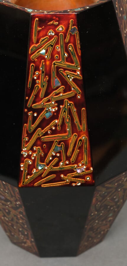 Vase décagonal ovoïde facetté en laque à décor alterné entre des surfaces wakas…