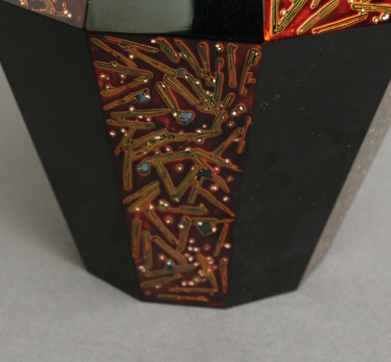 Vase décagonal ovoïde facetté en laque à décor alterné entre des surfaces wakas…