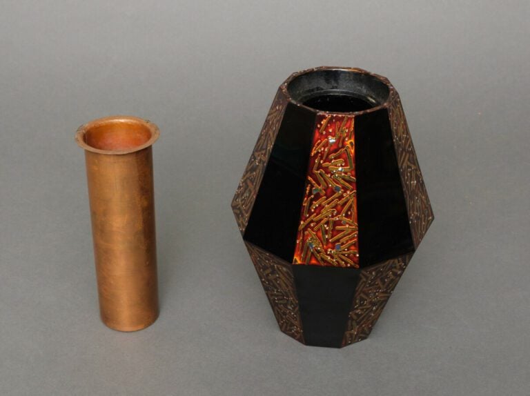 Vase décagonal ovoïde facetté en laque à décor alterné entre des surfaces wakas…
