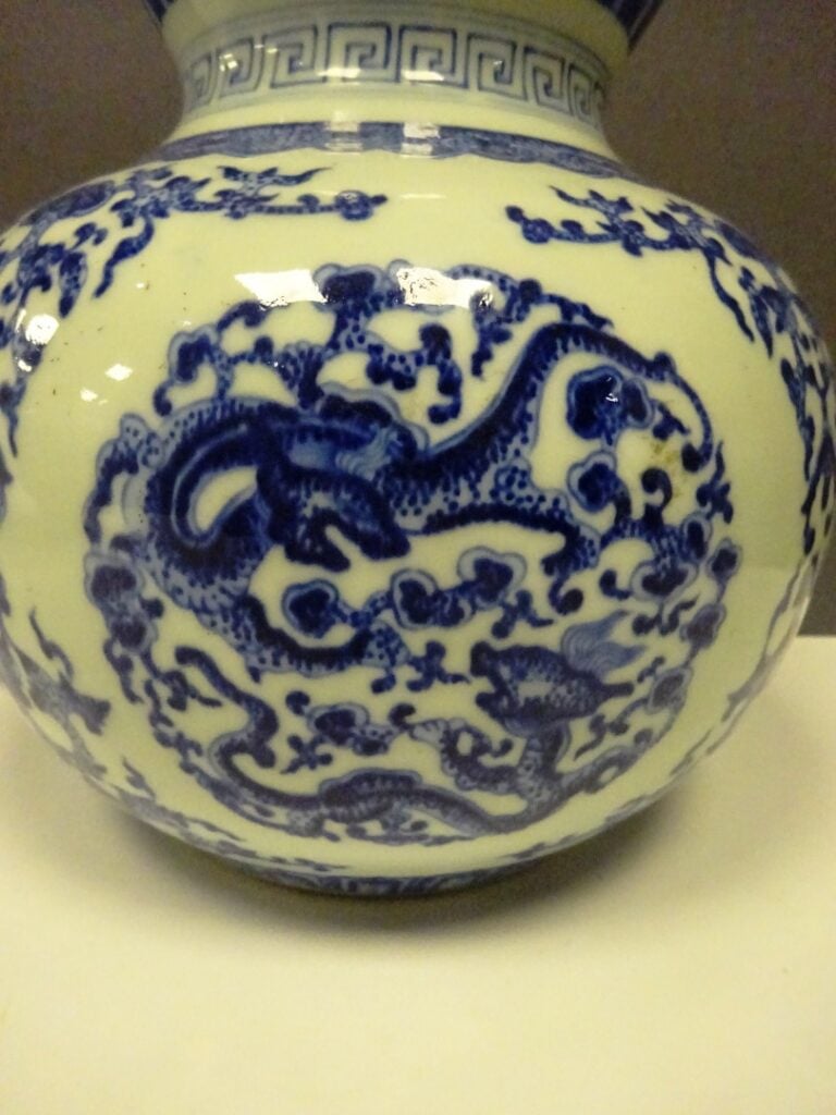 [-] VASE DOUBLE GOURDE EN PORCELAINE BLEU BLANC - Chine, Moderne - A décor d'ar…
