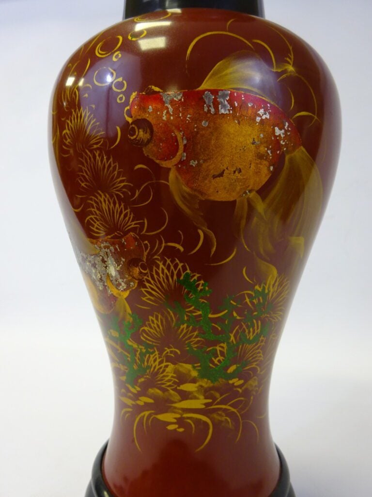 VASE EN BOIS LAQUE ROUGE AUX POISSONS - Vietnam - Grand vase balustre laqué rou…
