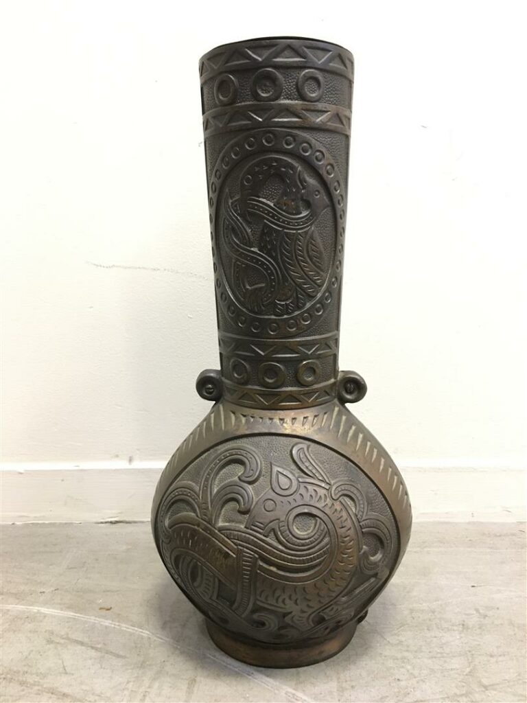 Vase en bronze à décor d'un dragon et d'oiseaux stylisés. - Hauteur: 42 cm. - A…
