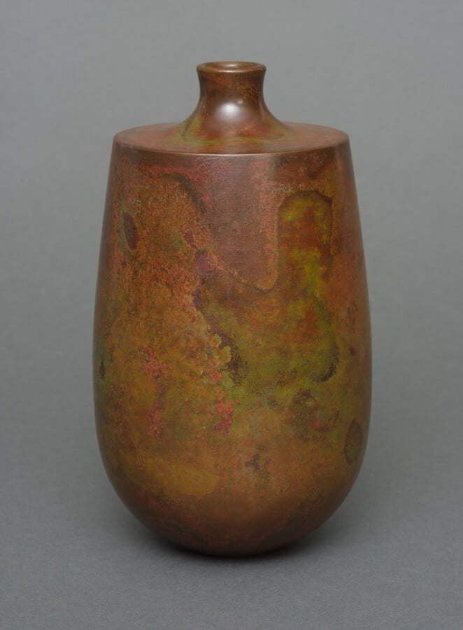 Vase en bronze à panse cylindrique, épaule plate et col court et étroit. Patine…