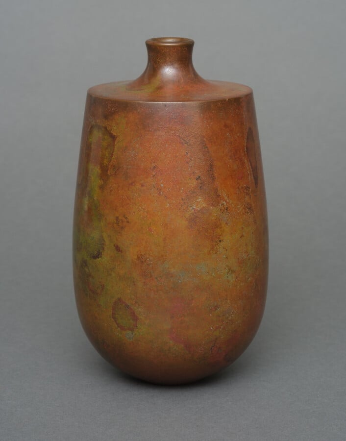 Vase en bronze à panse cylindrique, épaule plate et col court et étroit. Patine…
