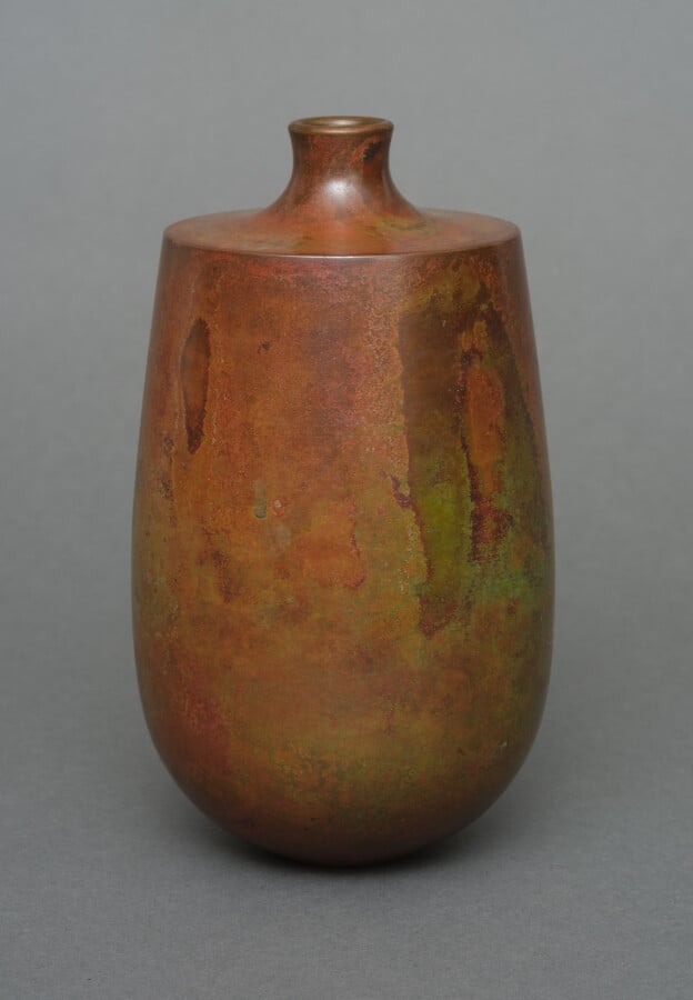 Vase en bronze à panse cylindrique, épaule plate et col court et étroit. Patine…