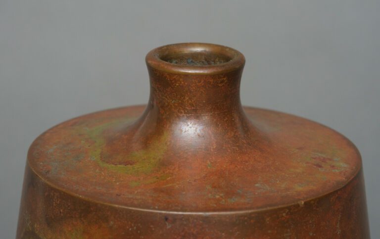 Vase en bronze à panse cylindrique, épaule plate et col court et étroit. Patine…