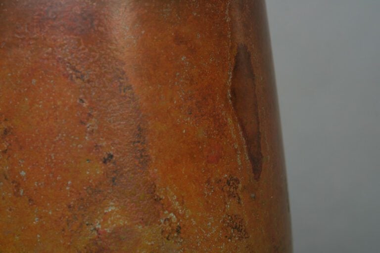 Vase en bronze à panse cylindrique, épaule plate et col court et étroit. Patine…