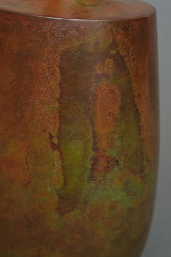 Vase en bronze à panse cylindrique, épaule plate et col court et étroit. Patine…