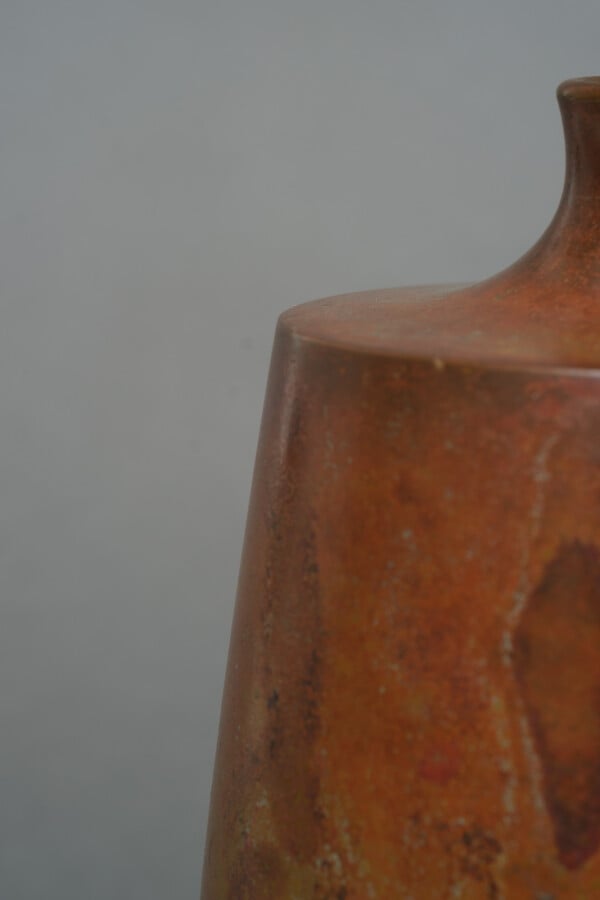 Vase en bronze à panse cylindrique, épaule plate et col court et étroit. Patine…